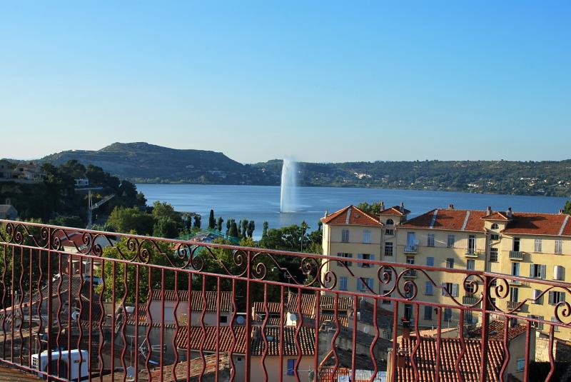 Photo de  l'étang de l'olivier et son jet d'eau, en région Provence-Alpes-Côte d'Azur.