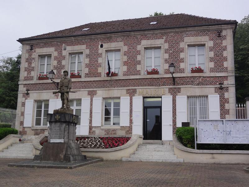 Mairie et monument aux morts de Jaux, dans le département de l'Oise .