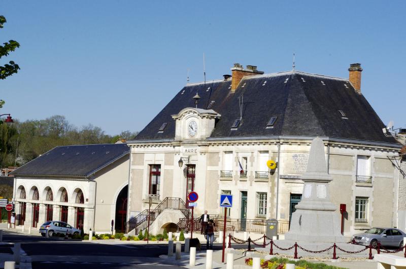 Le bâtiment de la mairie, le bureau de la poste et la salle de la culture