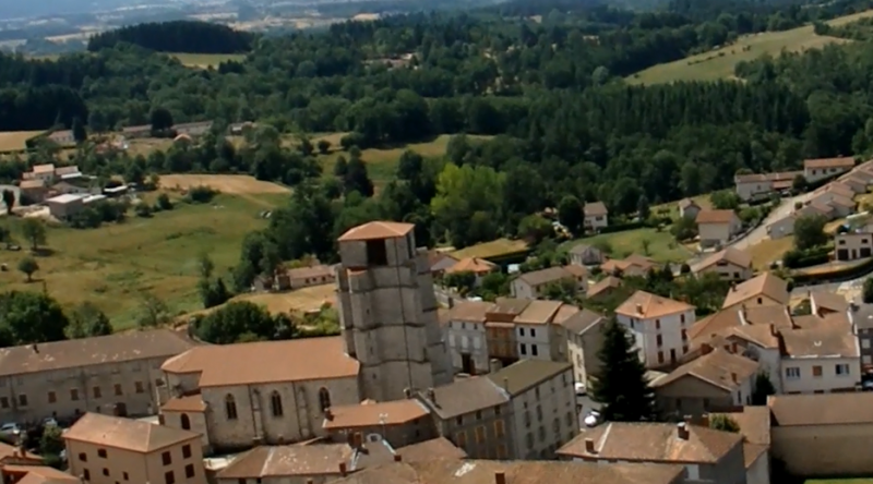 Église Saint-Loup de Job, dans le département du Puy-de-Dôme.