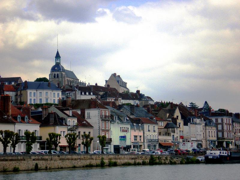 Vue générale de la ville depuis la rive gauche de l'Yonne.