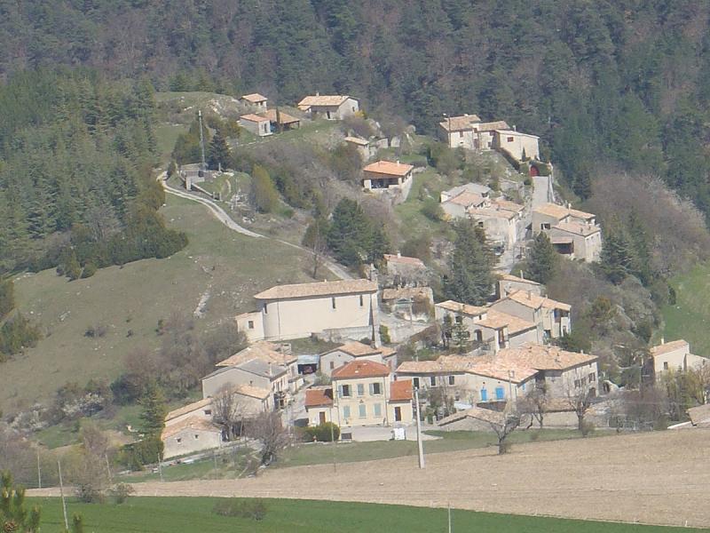 Vue générale de Jonchères, dans le département de la Drôme.
