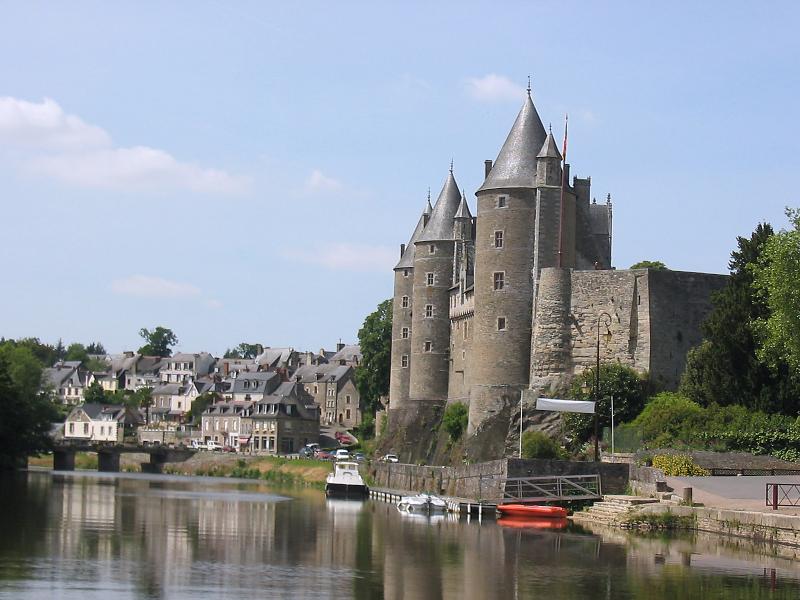Le bourg de Josselin et le château des Rohan sur les rives de l'Oust. dans le département du Morbihan.
