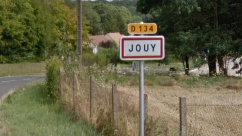 Panneau du village de Jouy, dans le département de l'Eure-et-Loir en région Centre-Val de Loir, France.