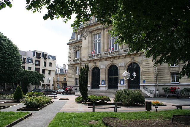 Mairie (avec jardin) du Kremlin-Bicêtre (94), France.