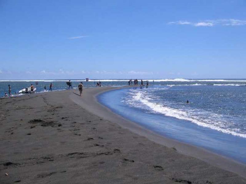 Photo de la plage d'Étang-Salé, dans le département et la région de La Réunion.