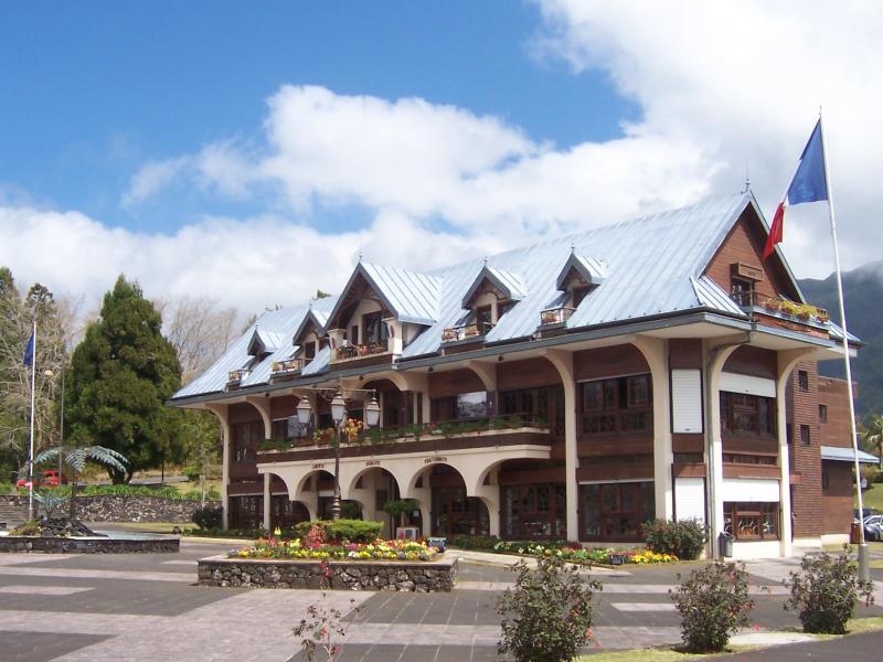 Vue de l'hôtel de ville de La Plaine-des-Palmistes sur l’île de La Réunion.