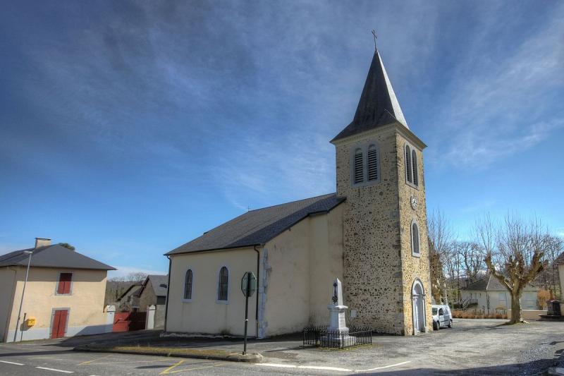 L'église Saint-Sébastien à Labatmale, dans le département des Pyrénées-Atlantiques.