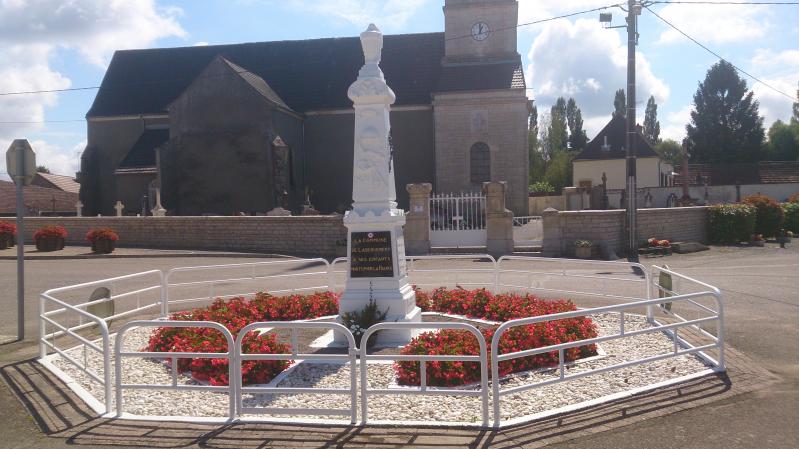 Le monument aux morts et l'église de Labergement-lès-Auxonne, dans le département de la Côte-d'Or.