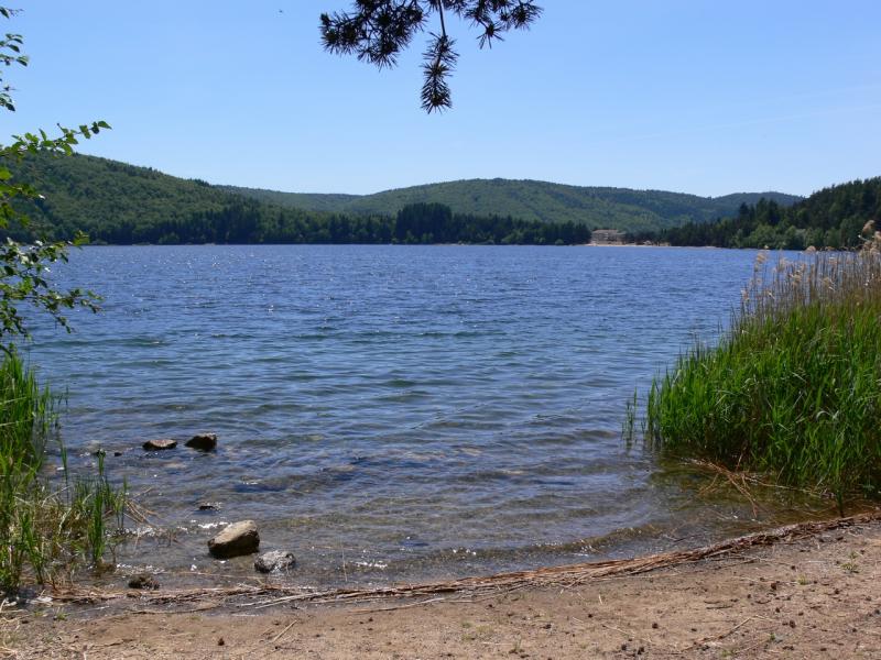 Le Lac-d'Issarlès, dans le département de l'Ardèche.