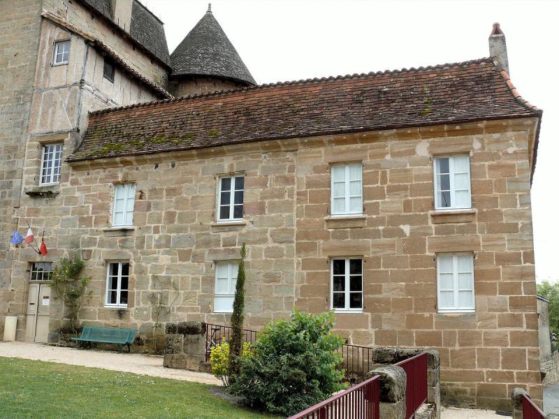 Mairie près du château à Lacapelle-Marival,  dans le département du Lot.