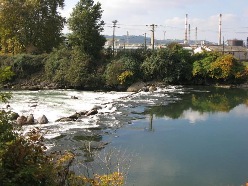 Vue du gave de Pau à Lacq, dans le département des Pyrénées Atlantiques.