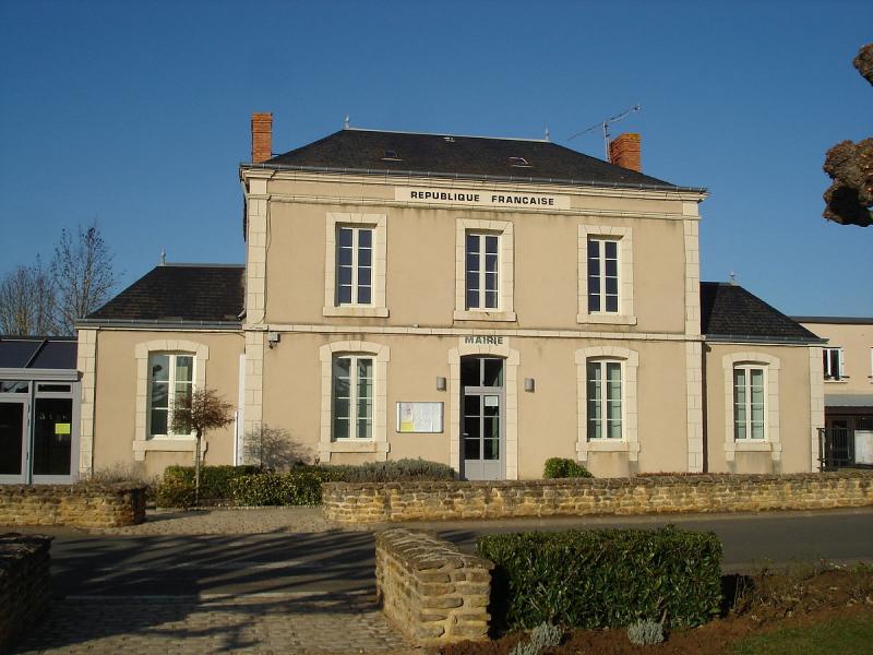  La mairie de la commune de Lacs, dans le département de l'Indre.
