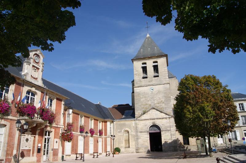 Lagny-sur-Marne - Abbatiale et Hôtel de ville.