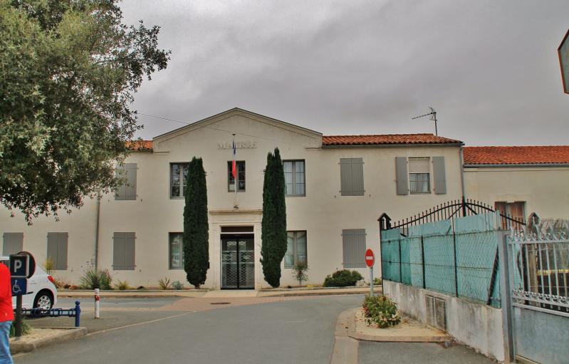 Photo de la mairie de Lagord, en région Nouvelle-Aquitaine. 