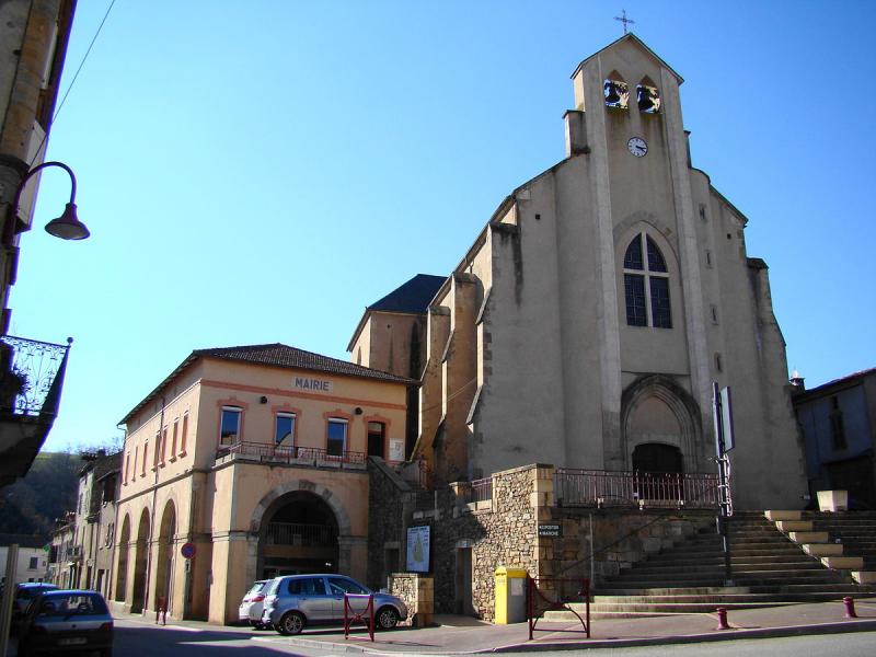 Mairie et église de Laguépie, dans le département du Tarn-et-Garonne.