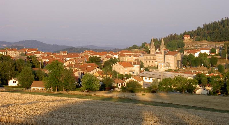 Vue générale du village de Lalouvesc, dans le département de l'Ardèche.