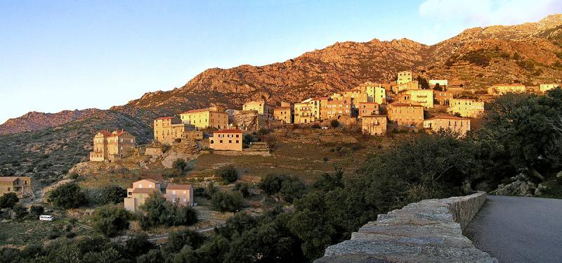 Panorama du village de Lama, dans le département de la Corse.