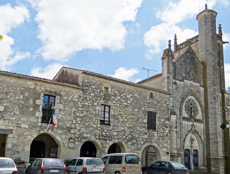 La mairie et l'église Saint-Louis  à Lamontjoie.