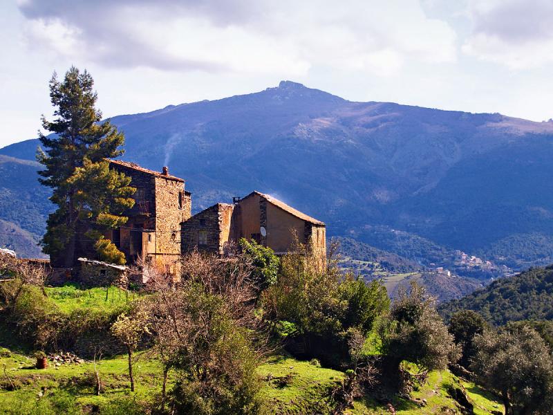 Village et Monte San Petrone (1767m). À droite, le village de San-Lorenzo, dans le département de la Corse.