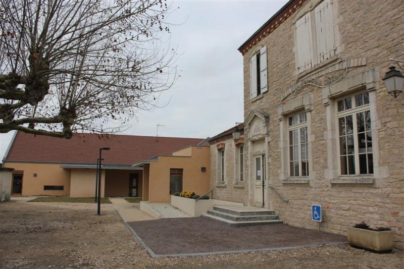 Mairie de Lans, 71. Sur la gauche l'annexe, inaugurée en janvier 2012, dans le département de la Saône-et-Loire .