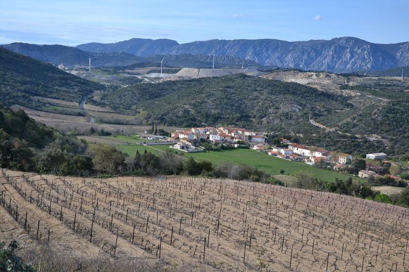Le village de Lansac, les vignes et la carrière de feldspath.