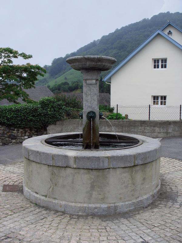 La fontaine du village de Larrau dans le département des Pyrénées-Atlantiques. 