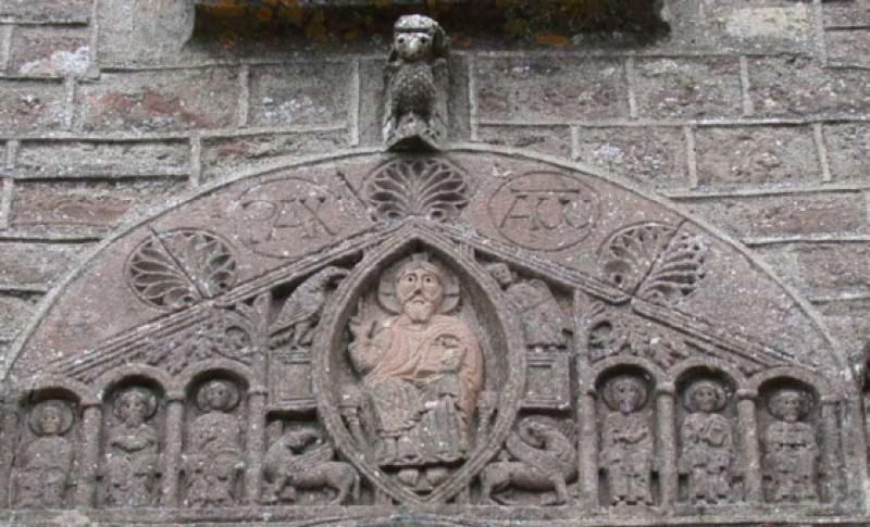 Le tympan roman de l’église paroissiale de Lassouts.