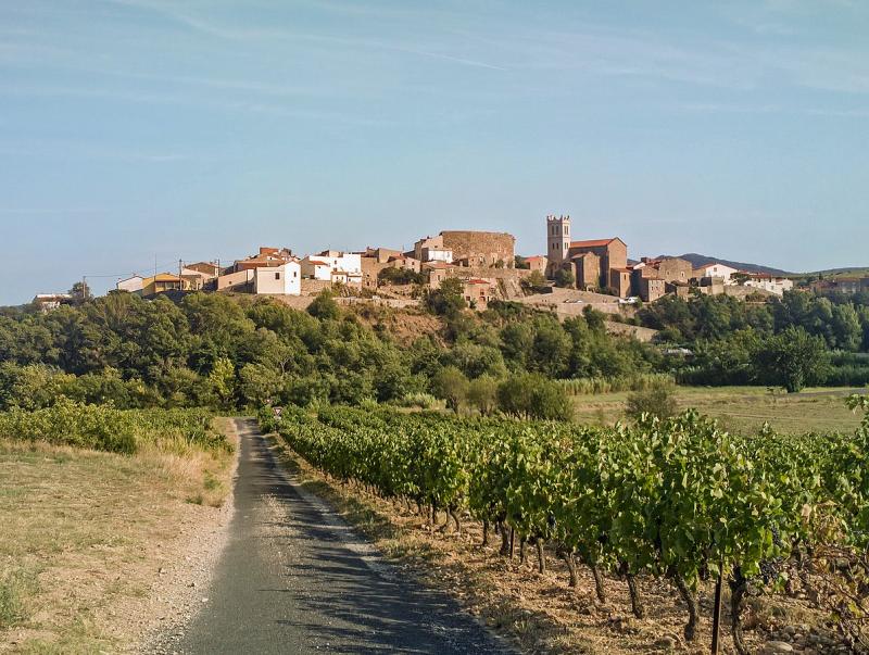 L'exposition nord-ouest. du village de Latour-de-Francendans le département des Pyrénées-Orientales.