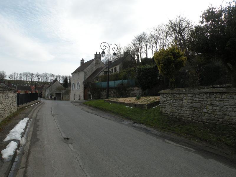 La rue de la mairie à Lattainville, dans le département de l'Oise.