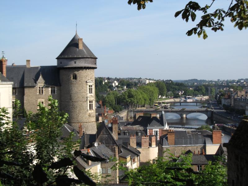 Photo du château de Laval et des bords de la Mayenne, en région Pays de la Loire. 