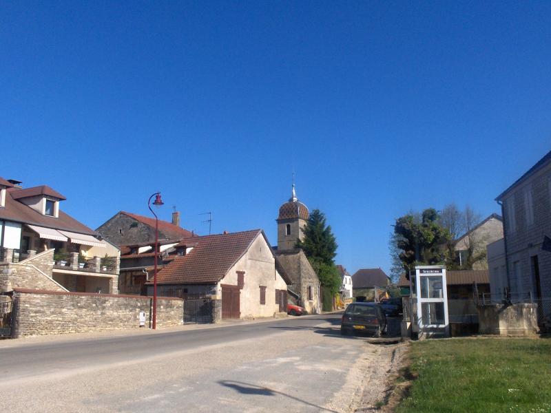 Village de Lavangeot, dans le département du Jura.