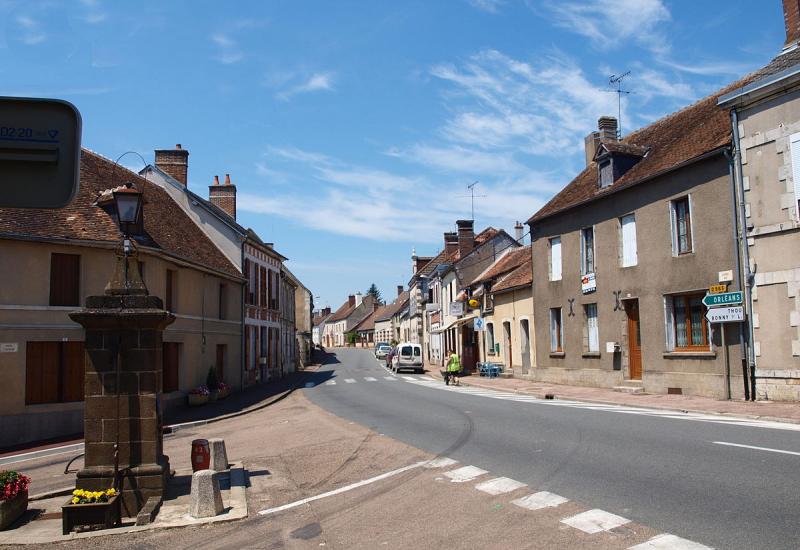  Une rue du village de Lavau, dans le département de l'Yonne.