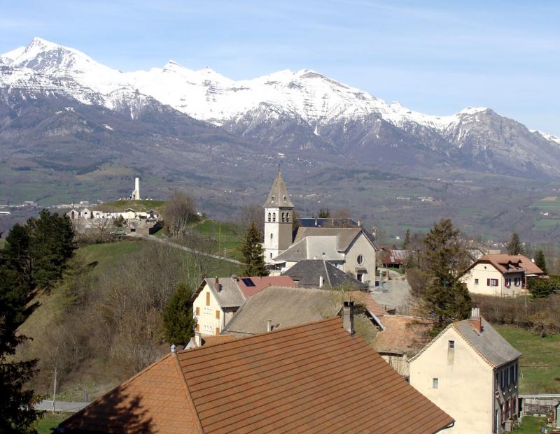 Chef-lieu de Laye, avec, au fond, le Vieux-Chaillol, dans le département des Hautes-Alpes.