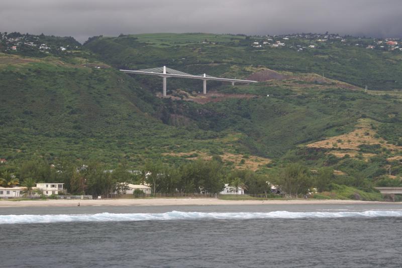 Pont en construction sur le canyon des Trois-Bassins (île de la Réunion)