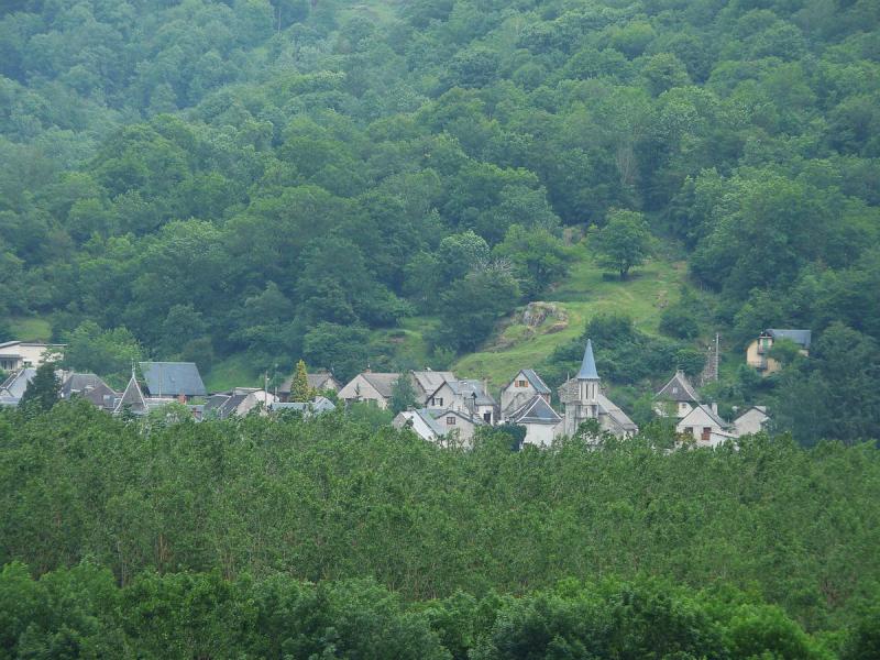 Le village de Lez vu depuis le village de Ladivert à Saint-Béat, dans le département de la Haute-Garonne.