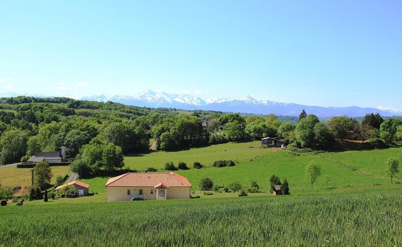 Vue du village de Lhez, dans le département des Hautes-Pyrénées .