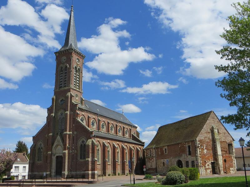  Église Saint-Hilaire et logis seigneurial à Lieuvillers, dans le département de l'Oise.