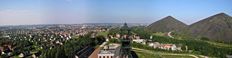 Vue de Liévin (à gauche) prise en 2005 depuis le site Écopôle 11/19 de Loos-en-Gohelle (à droite).
