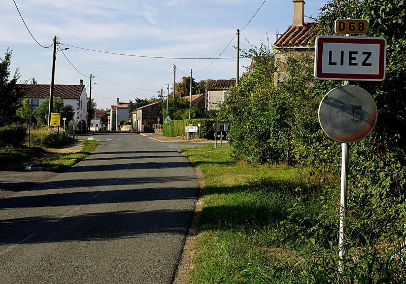 Une entrée du village de Liez sur la D68, dans le département de la Vendée.