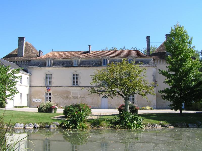 Le château de Lignières et mairie.