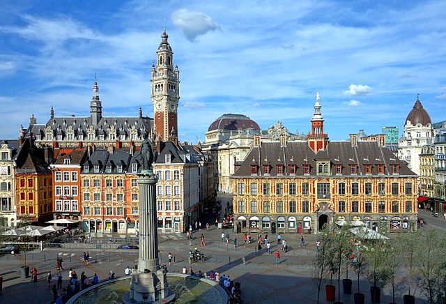 Vue de la place du Général de Gaulle, place centrale de la ville de Lille. Au centre de la place on voit la colonne de la Déesse. La tour derrière est la cloche de la Chambre de commerce. Le grand bâtiment à droite (sur la place) est le vieux marché.