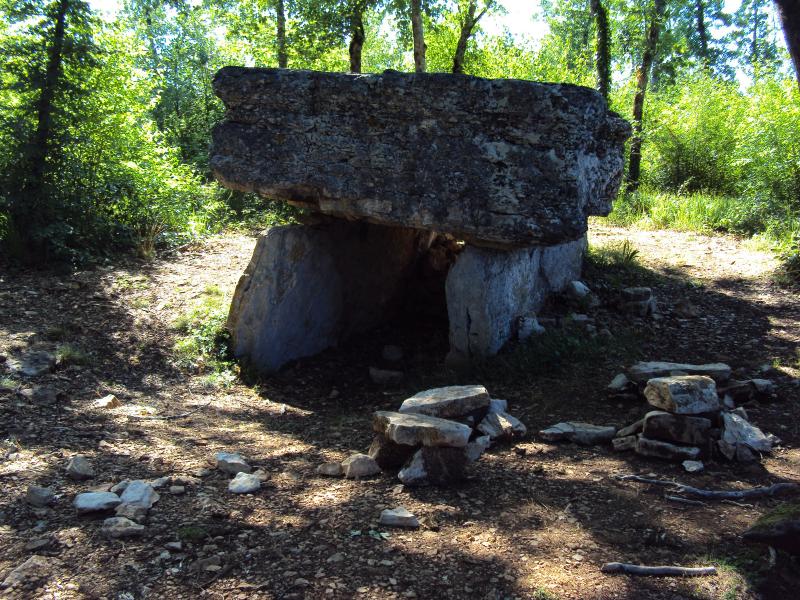 Le dolmen de Pech-Lapeyre à Limogne-en-Quercy, dans le département du Lot.