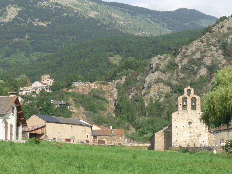 Vue générale de la commune de Llo, dans le département des Pyrénées-Orientales .