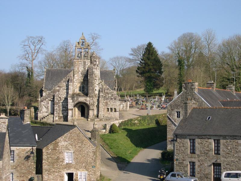 L'église Saint-Envel et le bourg de Loc-Envel, dans le département des Côtes-d'Armor.