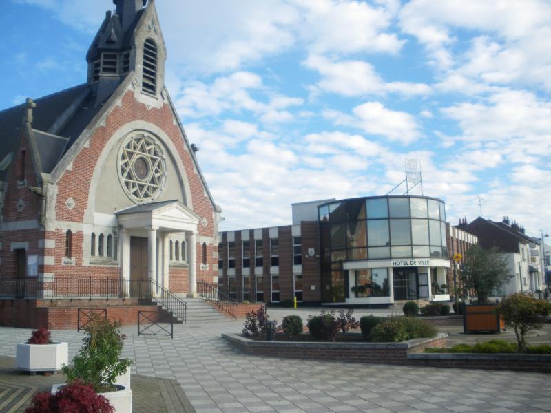 Vue du centre de Loison-sous-Lens : l'église et l'hôtel de ville de gauche à droite.