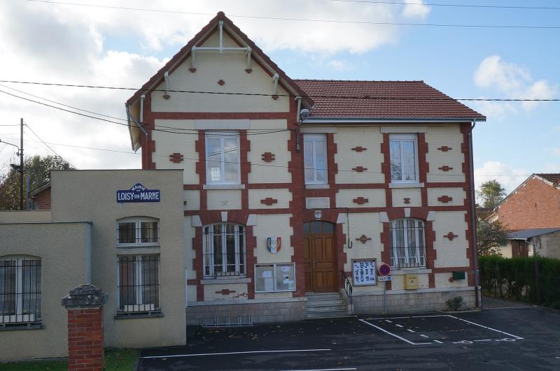 La mairie vue du cimetière.