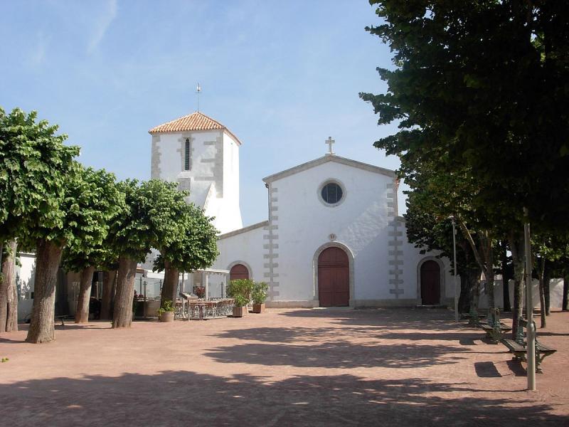 L’église Sainte Catherine, blottie dans un écrin de tilleuls se détache sur un sol aux nuances rouges foulé par les boulistes. Elle sera agrandie, embellie et dotée d’un clocher au XVe siècle puis reconstruite en 1830.