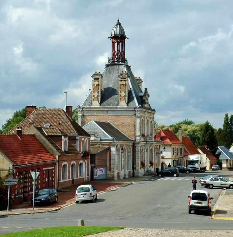 La place centrale et l'hôtel-de-ville, vus depuis la petite esplanade du château à Long, dans le département de la Somme.