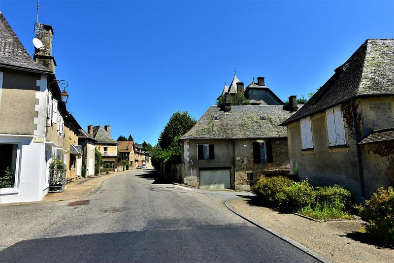 Le Lonzac, la rue principale en direction de Madranges et Treignac, dans le département de la Corrèze.